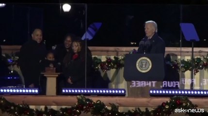 Biden accende l'albero alla Casa Bianca, ultima volta da presidente