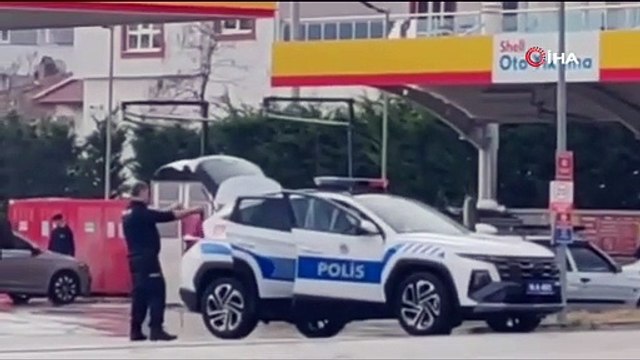 Polisin Temizlik Aşkı Sosyal Medyada Gündem Oldu, Oto Yıkamacı Sahip Çıktı