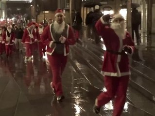 Aktion gegen Krebs: 3.000 Weihnachtsmänner joggen durch London