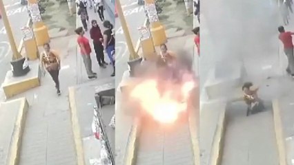 Momento en que explota una arqueta y una mujer cae dentro en Lima (Perú)