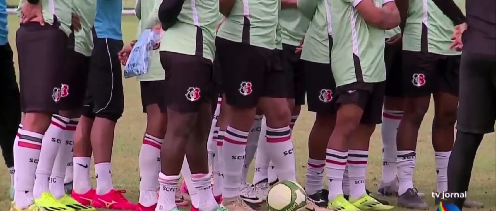 Executivo do Santa Cruz veta pergunta a atacante sobre camisa rasgada do Sport