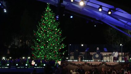 Biden acende a última Árvore de Natal Nacional como presidente dos EUA