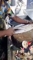 Il prépare un poisson comme un chef... quel talent
