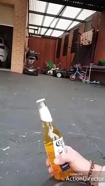 Il ouvre une bière en faisant un drift en voiture télécommandée