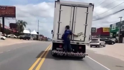 VÍDEO: Jovem pega carona arriscada na traseira de um caminhão na SC-445 no Sul de SC