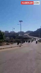 Muhalifler, Dera kentinde devrim bayrağıyla geçit töreni yaptı