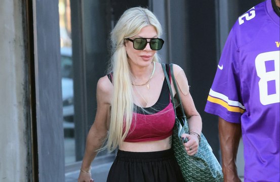 Tori Spelling dejó de hablar con Luke Perry 'durante meses' cuando intentó defenderla