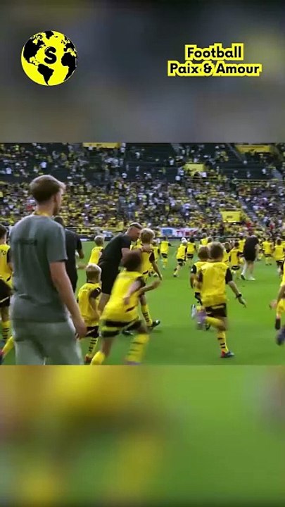 100 gamins jouent au foot contre une équipe de ... 3 pros !