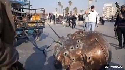 Testa della statua di Assad trascinata dai ribelli per le vie di Hama