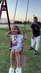 L-Gante y su hija Jamaica jugando en una hamaca