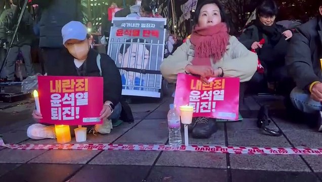 Yoon afronta una investigación policial además de la moción para su destitución