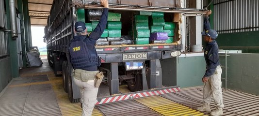 Lanterna de carreta avariada resulta em apreensão de 1,7 toneladas de maconha