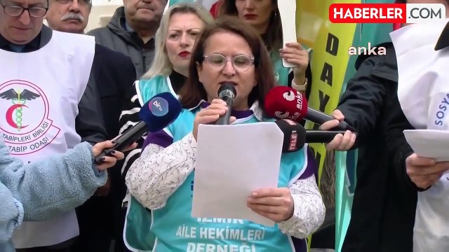 İzmir'de Sağlık Emekçileri İl Sağlık Müdürlüğü Önünde Eylem Yaptı, Bakan Memişoğlu'nu İstifaya Çağırdı