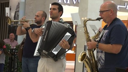 Flash mob surprises shoppers in a Dubai mall