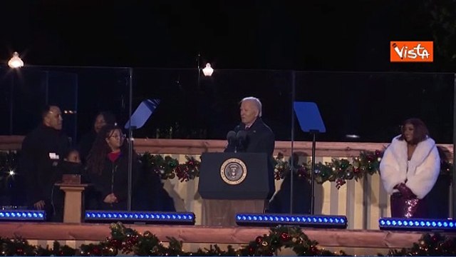 Biden fa il countdown per l'accensione dell'albero di Natale della Casa Bianca
