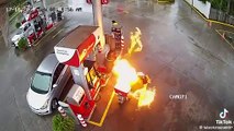 Video: El instante en que una motocicleta y su conductor se incendian mientras cargaban combustible