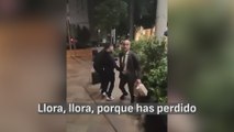 Guardiola pierde la cabeza y se va a por un fan que se ríe de él: el vídeo es de escalofrío