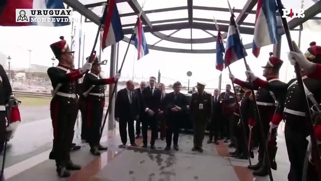 Milei fuera de protocolo al llegar a la cumbre del Mercosur en Montevideo