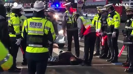 Corea del Sud, polizia e dimostranti fuori dall'Assemblea nazionale