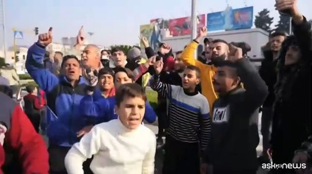 Siria, ribelli festeggiano la presa di Hama, prossimo obiettivo Homs