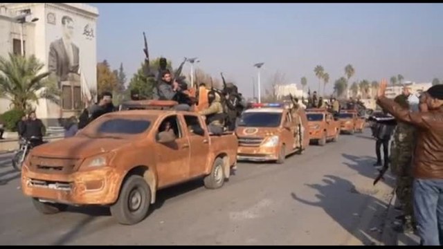 Siria, ribelli festeggiano la presa di Hama, prossimo obiettivo Homs