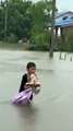 Video: Un niño rescató a tres gatos en medio de una inundación en Malasia