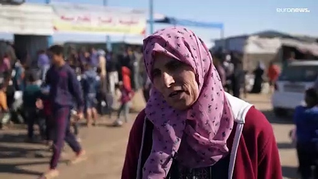"إذا أكل الأطفال، فهذا يكفي".. نازحون في خان يونس يقفون في طوابير طويلة للحصول على الطعام