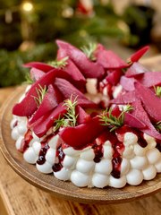 Pavlova de Noël aux Poires Pochées au Vin Chaud  | Meringue Facile, Chantilly Mascarpone, Caramel au Vin Chaud