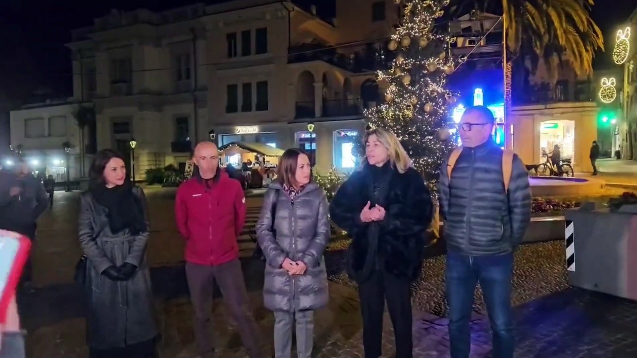 Riva del Garda, si accendono le luminarie e in piazza torna anche la sindaca Santi