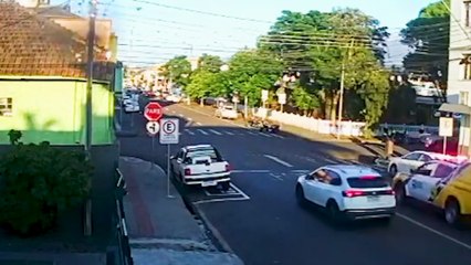 Viatura da PM capota em colisão e policial é ejetada: câmera de segurança registra acidente