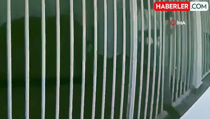 Film gibi olay! Demir parmaklıkları esnetip nezarethaneden kaçtı