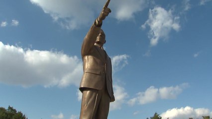 [경북] 경북도청 앞 공원에 박정희 동상 제막 / YTN