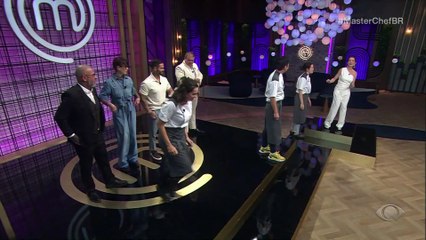 Cesar beija Jacquin e dança k-pop no MasterChef Confeitaria