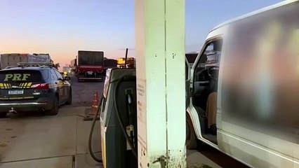 Banda de baile é flagrada transportando 267 kg de maconha dentro de furgão na BR-163, em Lindoeste