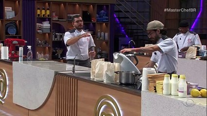Participante cozinha descalço no MasterChef Confeitaria