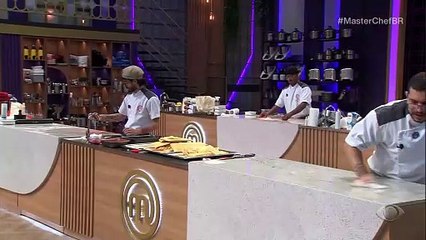 Participante cozinha descalço no MasterChef Confeitaria
