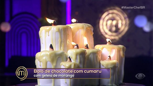 Matheus e Patrick acendem bolo em formato de vela e agradam jurados
