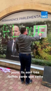 Des agriculteurs de Dordogne déversent du fumier devant la permanence des députés qui ont voté la motion de censure