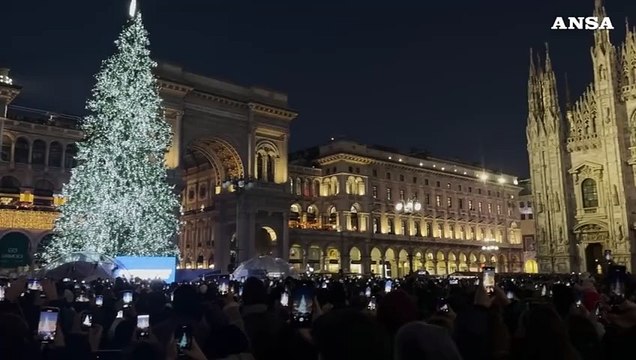 Milano-Cortina 2026, acceso l'albero di Natale in piazza Duomo