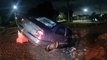 Logus cai em buraco na Avenida das Torres, região norte de Cascavel