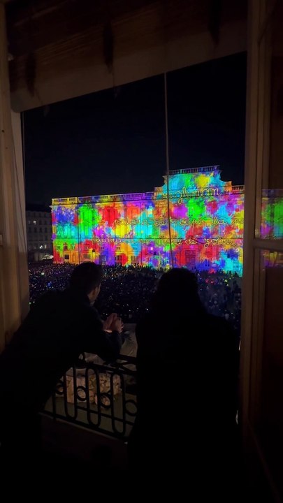 Fête des Lumières : Léna et ses amis ont une vue imprenable depuis leur balcon