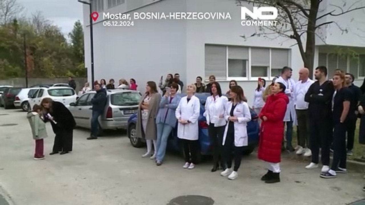 Der Weihnachtsmann kommt im bosnischen Kinderkrankenhaus durchs Fenster