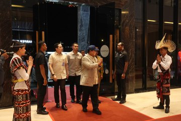 Tiba di Kupang, Prabowo Sapa Warga, Foto Bareng Ibu-ibu dan Anak