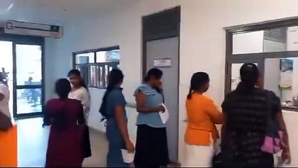 யாழ் மந்திகை ஆதார வைத்தியசாலையில் மருந்தெடுக்க சென்றவர்களுக்கு நடக்கும் அவலம்!!  வீடியோ