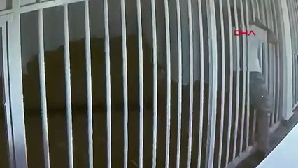 Demir parmaklıkları esnetip nezarethaneden kaçtı