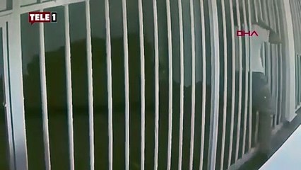 Gözaltına alındı, demir parmaklıkları esnetip kaçtı