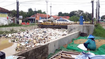 Sampah Menyumbat Pintu Air Kali Kapur