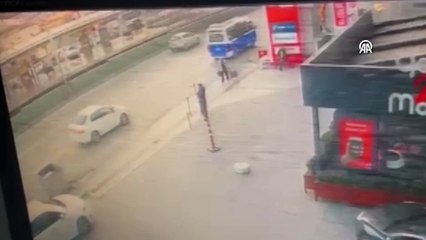Bursa\'da aracın çarpmasıyla yerinden fırlayan demir duba, polis memurunu yaraladı