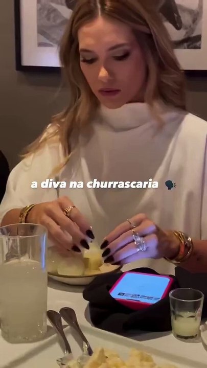 Tá no foco! Virginia Fonseca segue dieta do ovo mesmo em confraternização na churrascaria