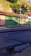 Carro derruba poste após batida durante a madrugada, em Maceió